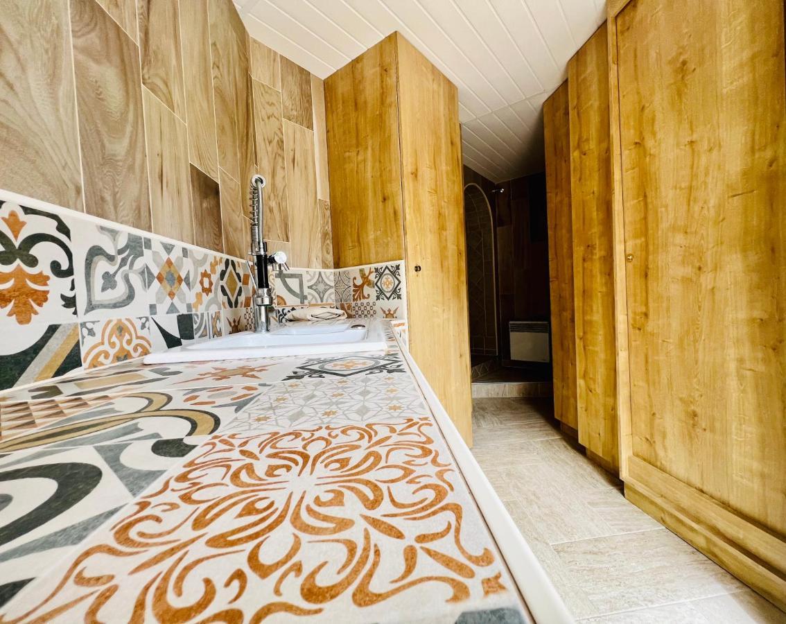 Le Mas Des Mathes, Chambres D'Hotes, Studios 레 마트 외부 사진